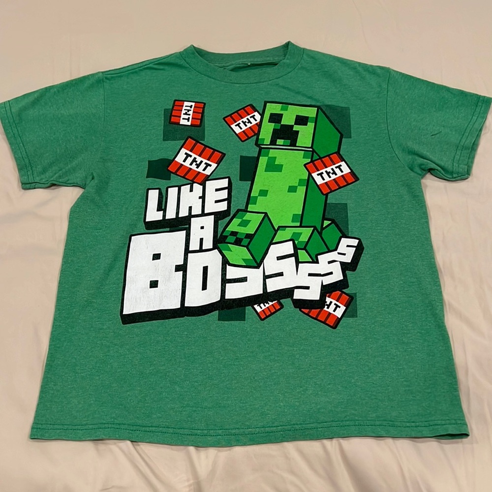 MINECRAFT MOJANG JINX TEE. SIZE XS. SMALL MARK ON SLEEVE AS SHOWN IN PIC